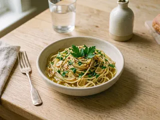 Plato de pasta con ajo y perejil