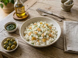 Plato de arroz blanco con ajo y perejil