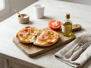 Tabla con molletes de tomate y aceite