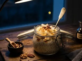 Vaso de avena de noche con plátano