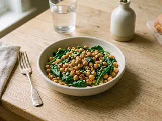 Bol de garbanzos con hojas de espinaca