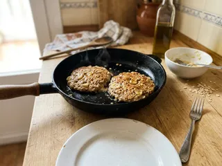 Ilustración de marca de una sartén con tortitas de avena y plátano