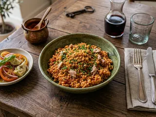 Plato de arroz con tomate y atún